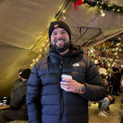 foto de um cliente com cafe na mao